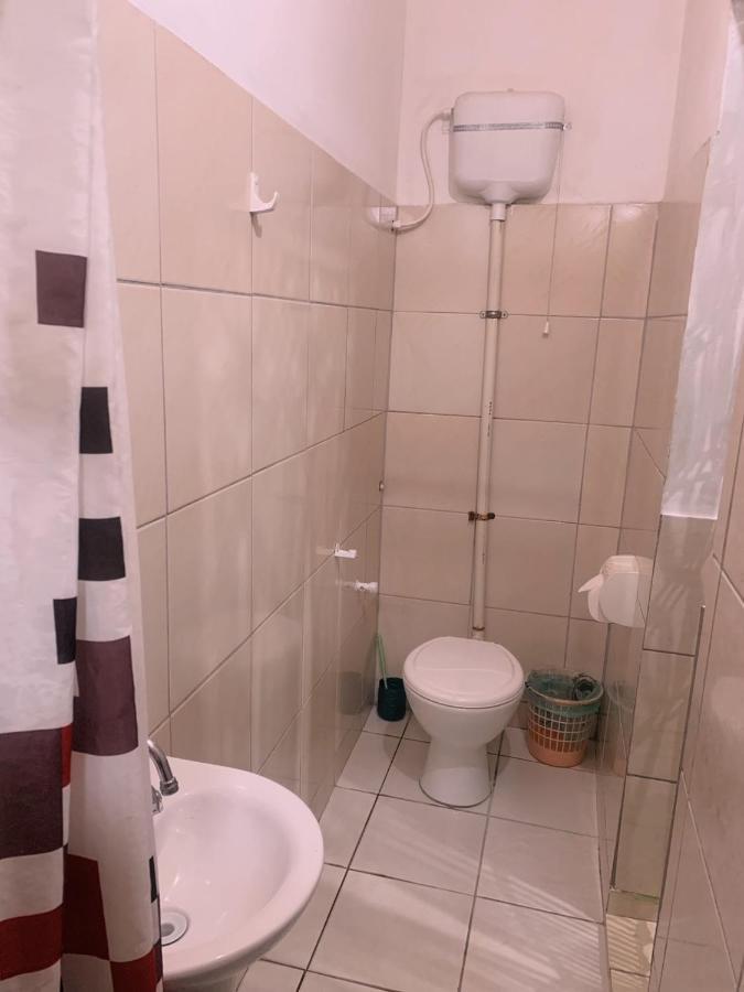 Quarto Triplo Básico com Banheiro Compartilhado